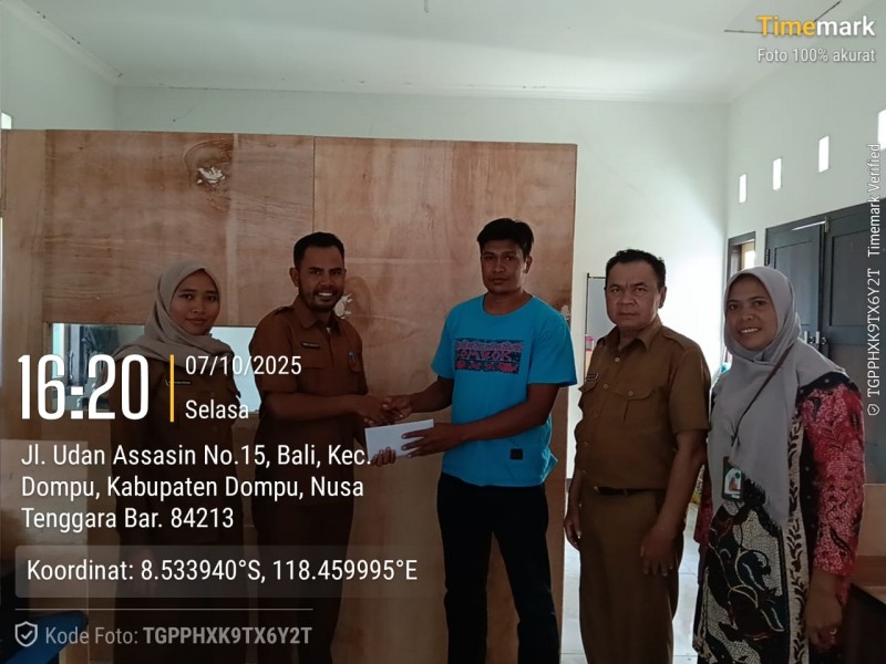 Foto Pemberian Bantuan Sosial kepada Ayah Bayi R oleh Kadis Sosial Dompu, Moh. Syaukani, ST pada Selasa (7/10/2025) (Dok. Pribadi)